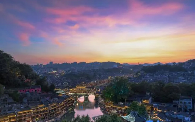 Valley Flowers Memory Phoenix Ancient City(Free Coffee &tea，Self-service Laundry &Drying)