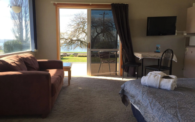 Jack & Di's Lakefront Motel
