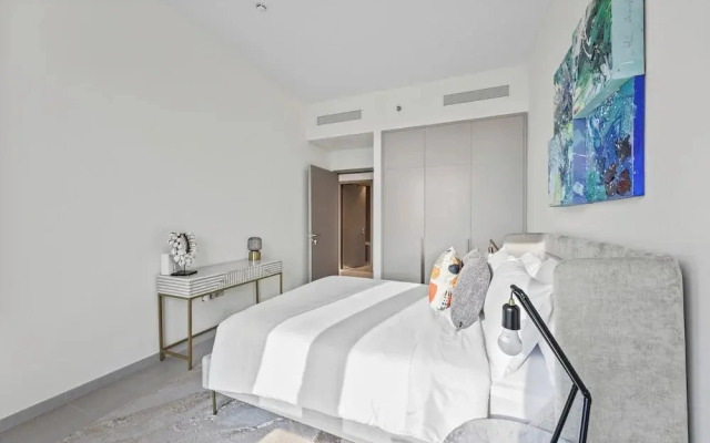 Luxury City Stay Near Mall and Pool