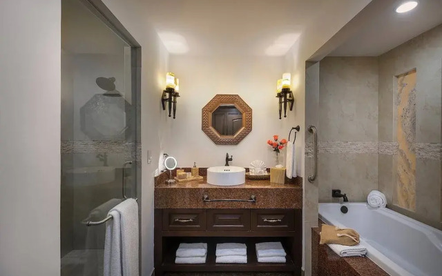 Room in Holiday House - Hacienda Encantada-king Or Queen Beds-kitchenette!