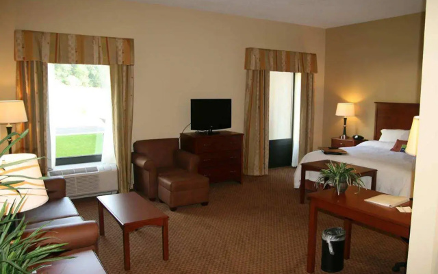 Hampton Inn & Suites Warren
