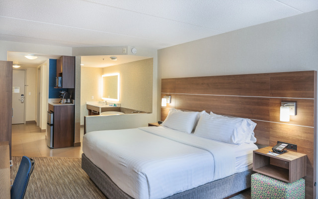 Holiday Inn Express & Suites Belleville by IHG