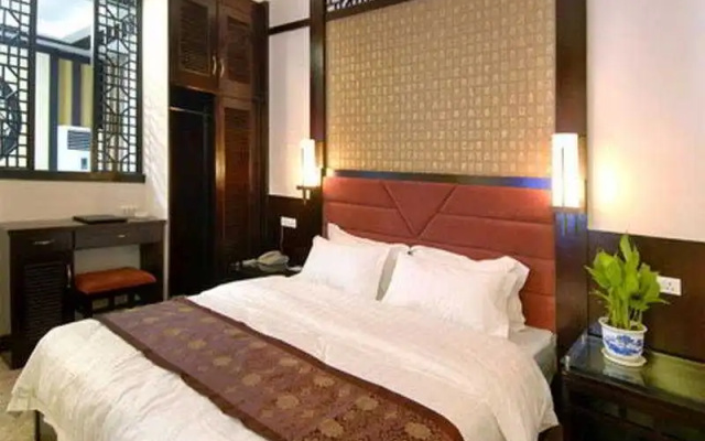 Huating Holiday Inn
