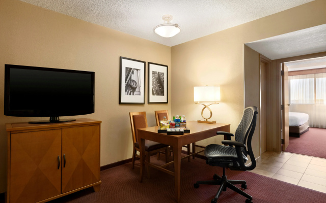 Embassy Suites by Hilton Kansas City International Airport