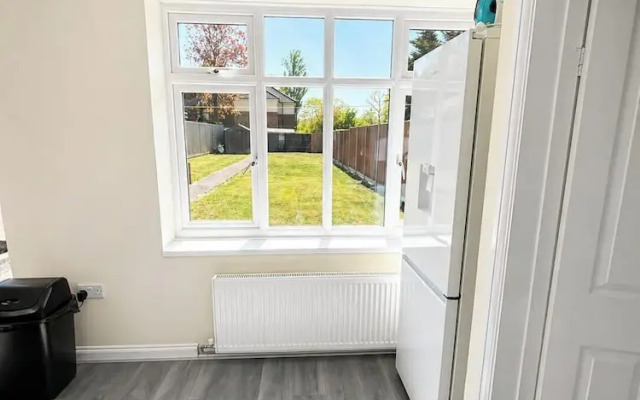 House Sleeps 10 With Parking and Garden
