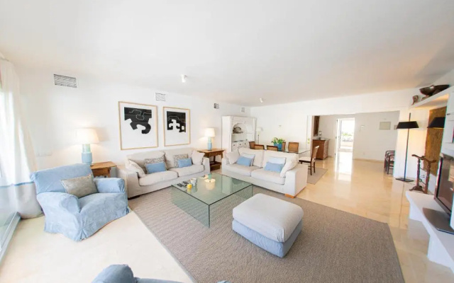 Beautiful 3BEDROOMS/2BATH/Golden Mile
