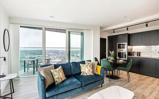 Modern Sky-High Flat In North Acton