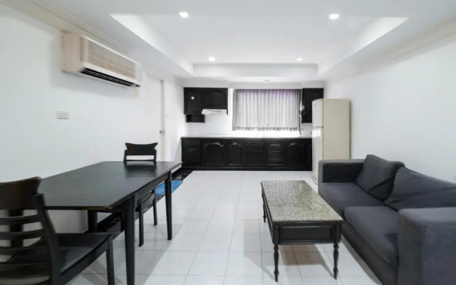 OYO 1042 Boons Residence Sathorn