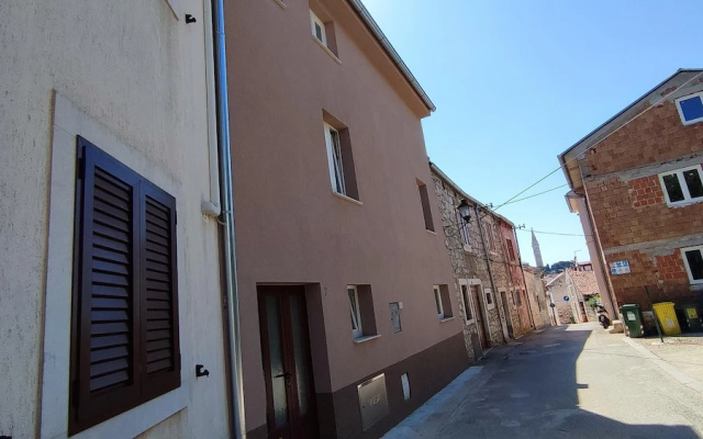 Apartment and Room Bitinada