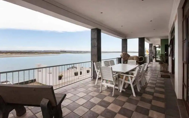 Isla Riverside Lodge
