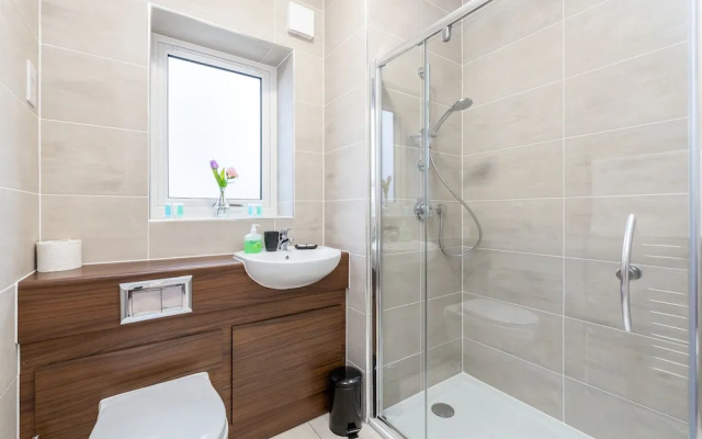 2BR Apt-sleeps 5-accessible-central Dartford