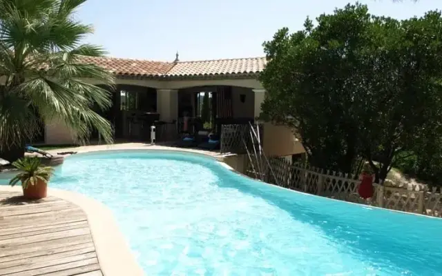 Piscine à débordement sur la Cote dAzur