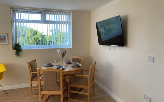Apartment Sleeps 4, Free Parking, Pets Welcome