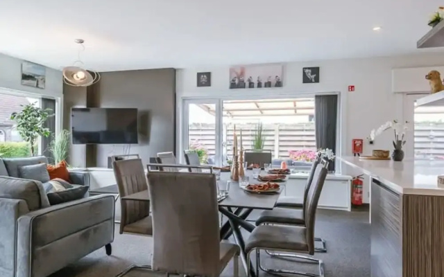 Spacious House With Garden and Parking