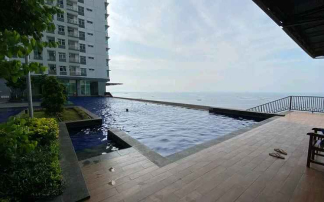 Alluring 1 Bedroom Penthouse Suite @ Green Bay Seaview Condominiums