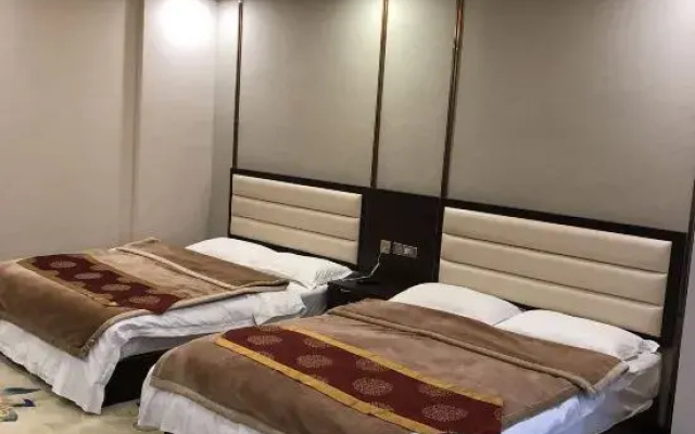 Zhaotong Huangbao Business Hotel