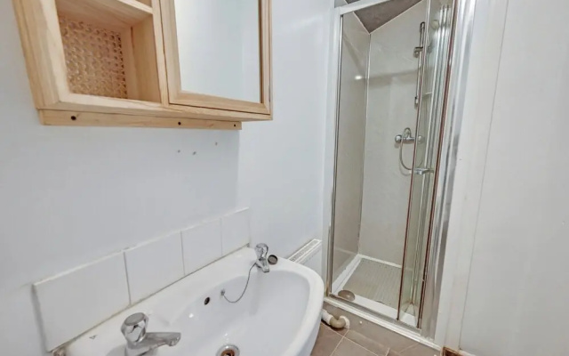 Sleeps 4 - Near Tottenham Stadium w Free Parking