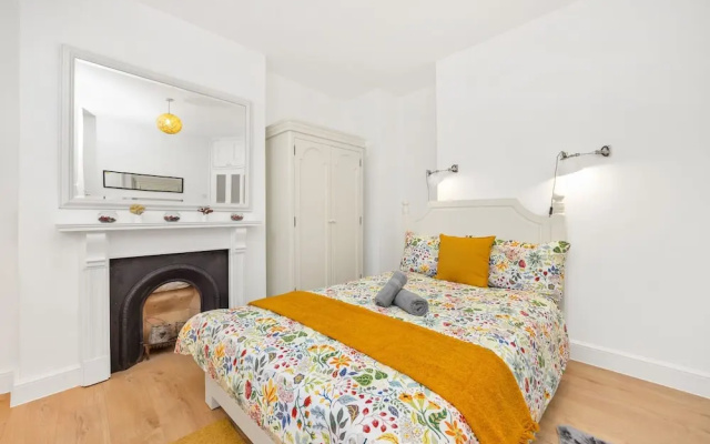3 Bedroom 2 Bathroom Victorian Flat in Kensington