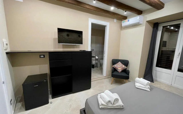 Tommy's Rooms (Adults Only)