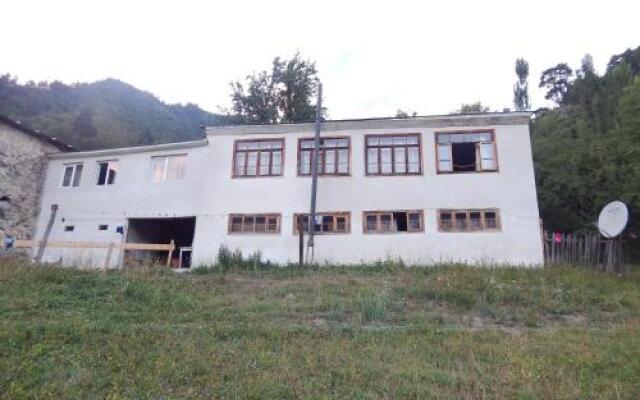 Отель Valodia Guest House In Mestia Грузия, Местиа - отзывы, цены и фото номеров - забронировать отель Valodia Guest House In Mestia онлайн вид на фасад
