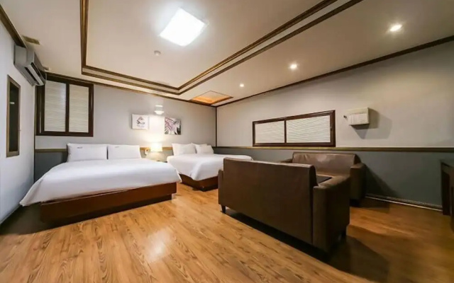 Sharp Hotel