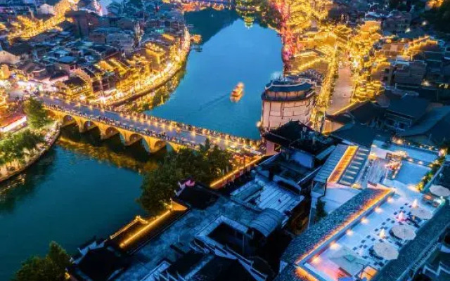Shanheshi 360° Panoramic Skyview Guesthouse (Zhenyuan Ancient Town)