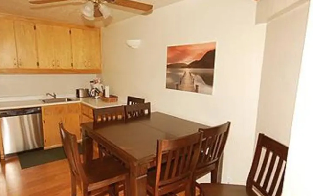 RedAwning Ala Wai Apartment