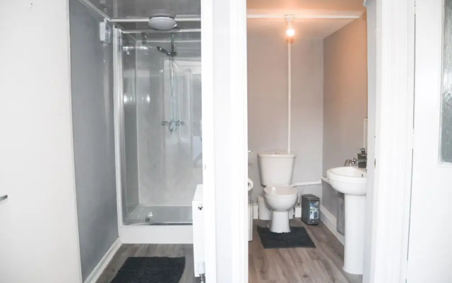 House Sleeps 8 With Garden and Parking
