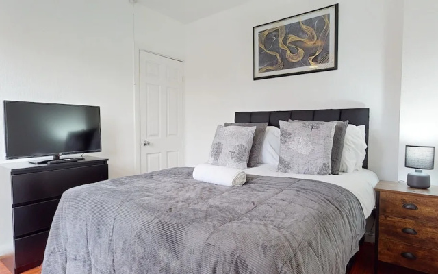 Dagenham - 4 Beds - Sleeps 8 - Wifi