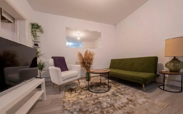 Apartment-sleeps4-parking-balcony