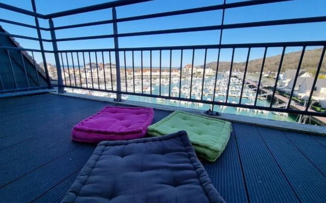 Bright 75 M With Balcony View On The Port