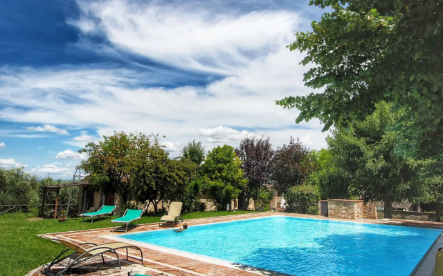 Apartment in a farmhouse with swimming pool