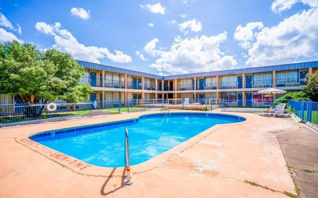 Castle Inn & Suites By Oyo Lawton