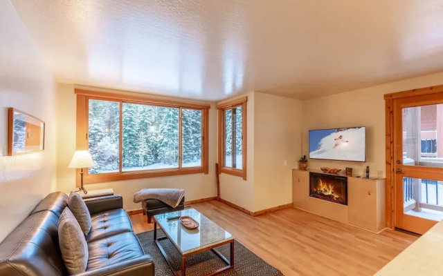 Modern 1 bedroom in Ski Trails by RedAwning