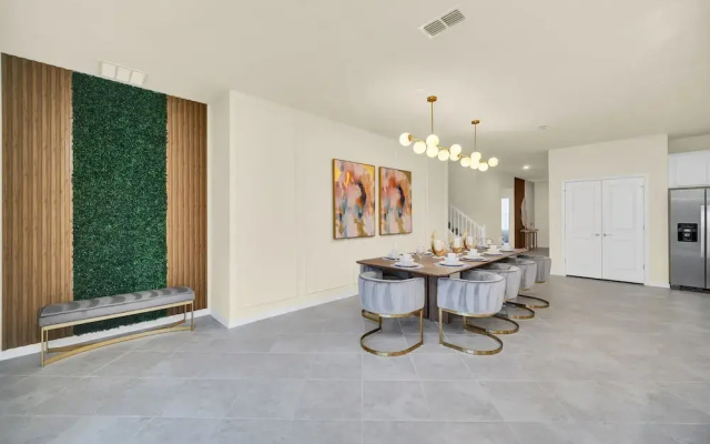 Chic 10br Retreat With Themed Rooms Pool