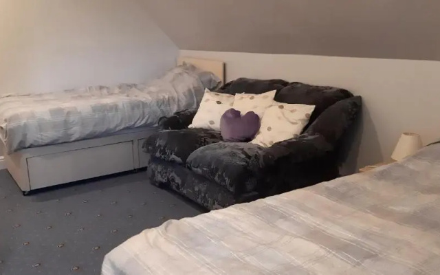 1 Bed Flat - Sleeps 4 - Garden - Parking - Wifi