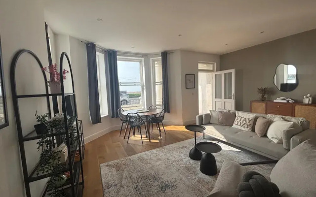 Beautiful 2 Bed Apartment on Beach by Urban Roost