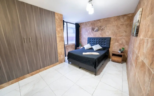 5 Bedroom - 1 Block from Lleras - P2