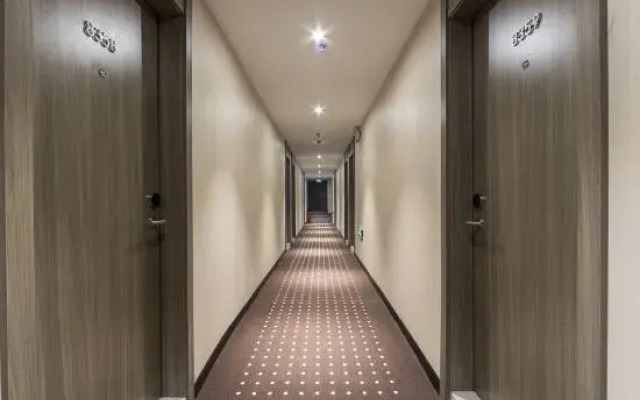 Lai Yi Hotel (Changji Road Anting Subway Station)