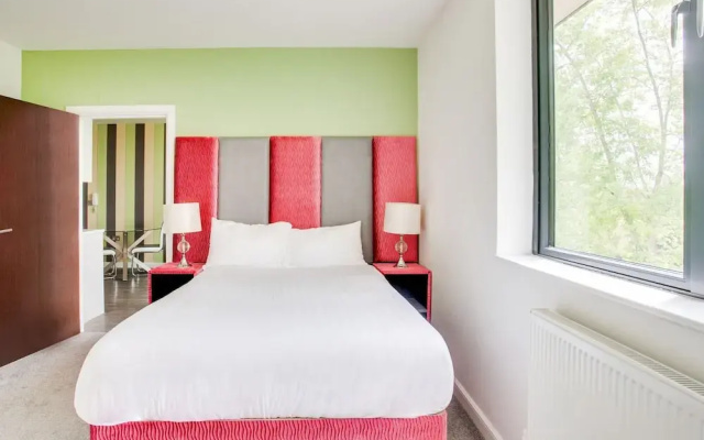 Elegant Apartment in Milton Keynes near Snozone