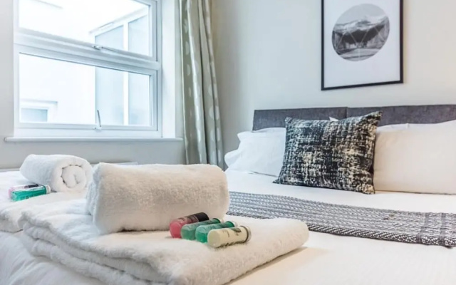 Luxurious Modern One Bedroom Apartment