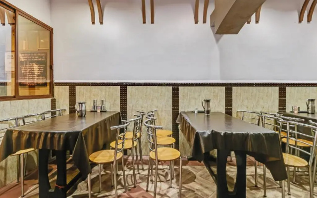 Spot On 46032 Hotel Laxmi Narayan