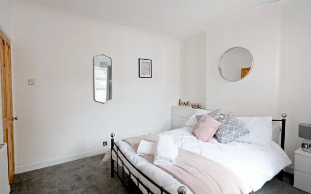 2 Bedroom City Centre House - Guest Homes!