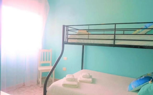 Bright spacious apartment, 2 min walk from beach