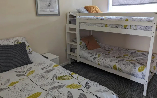 2 Bed Chalet - Sleeps 5 - Free Parking - Tv