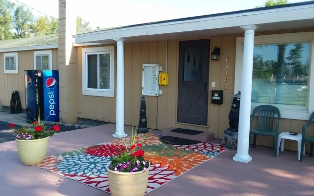 Lakes-N-Trails Motel