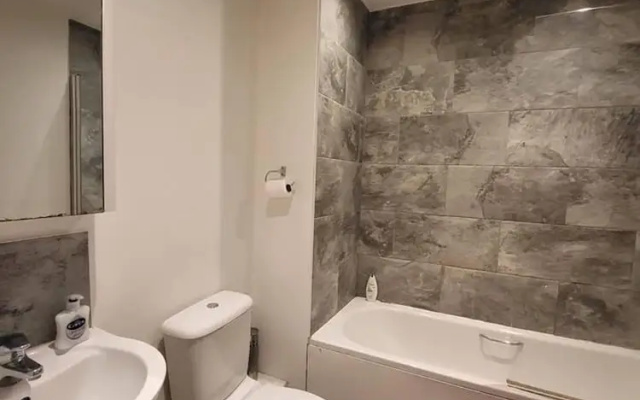 Lovely 4 Bedroom Home With Private Parking