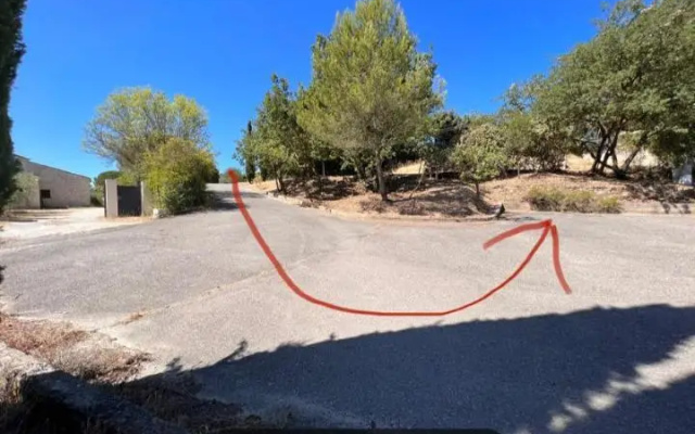 T2 avec terrasse arborée proche LOURMARIN