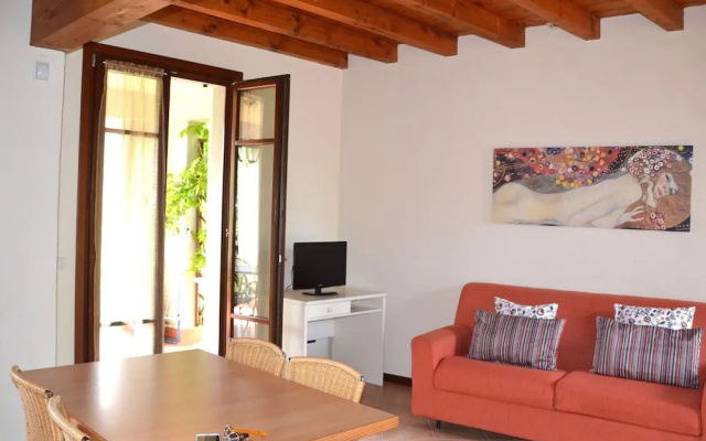 Nice Ground Floor Apartment Located near Peschiera