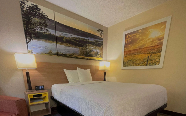 Days Inn & Suites by Wyndham Kaukauna WI
